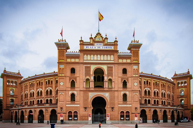 profesionales del sector financiero analizando datos en oficina Madrid