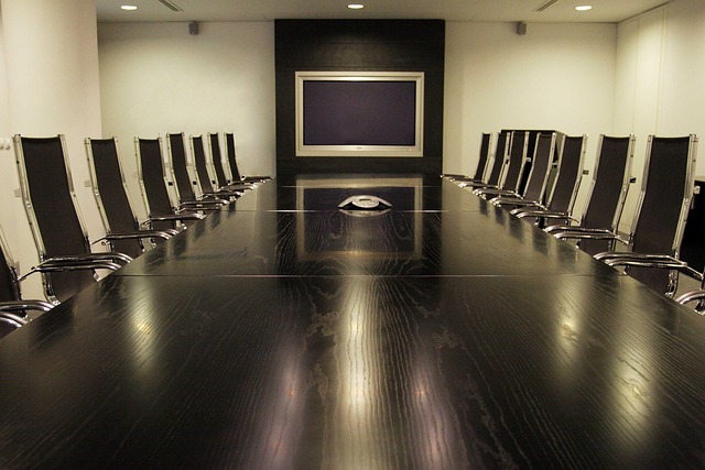 equipo financiero revisando indicadores y riesgos en sala de reuniones España